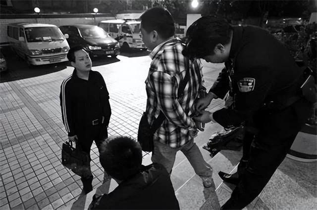 警察为啥都搞副业，鸣笛抓人盯人看还戴电击手套？