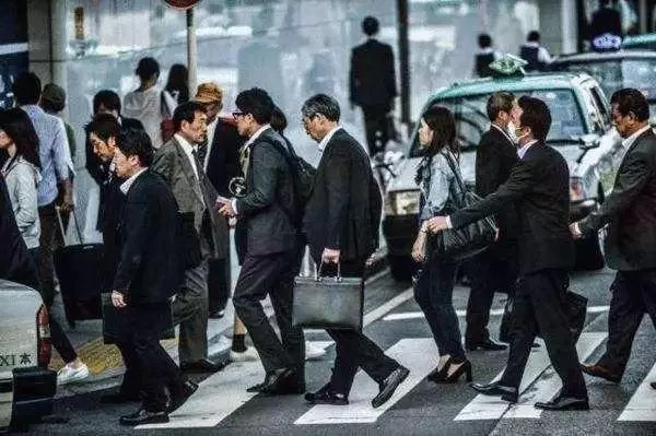 英语好的上班族适合做啥副业不影响工作还能赚钱？