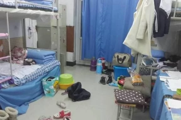 兼职住公司宿舍合法吗，公司查房收费侵犯隐私权吗？