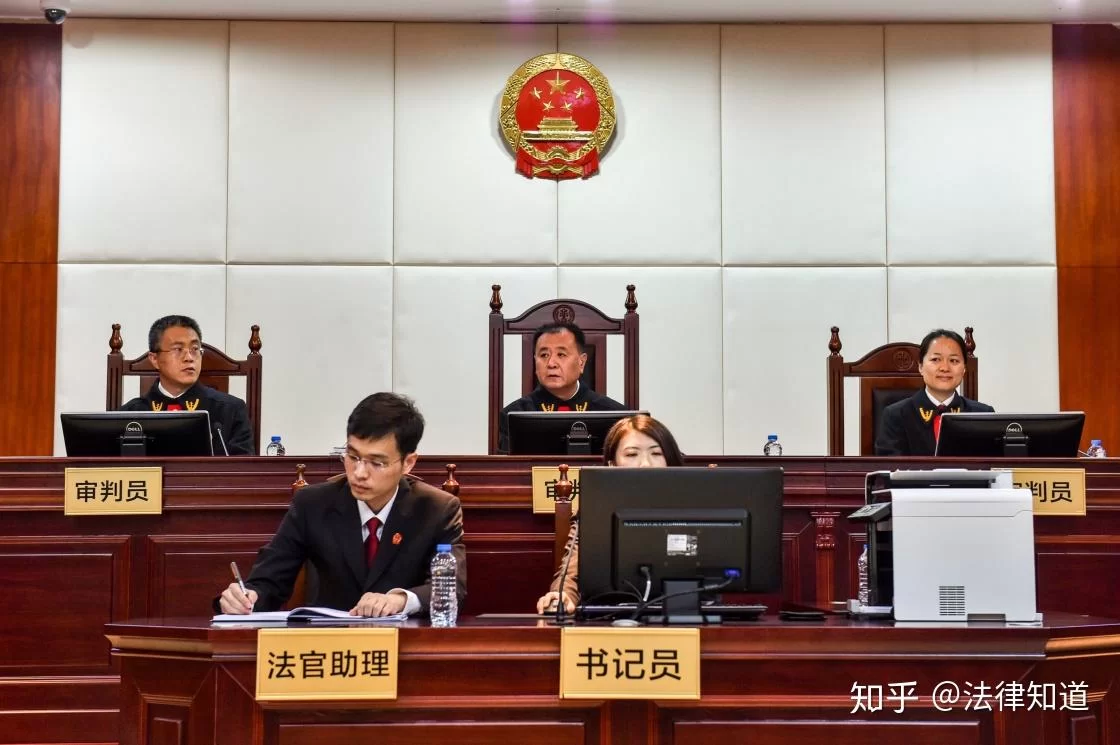 兼职出庭原告，被告不出庭原告就赢了吗？准备啥？