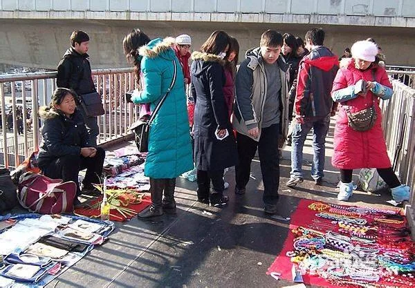 晚上兼职摆地摊卖啥好，成本低利润高，新手也能做？