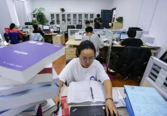 昆明兼职监考一天多少钱？监考老师工资靠谱不靠谱？