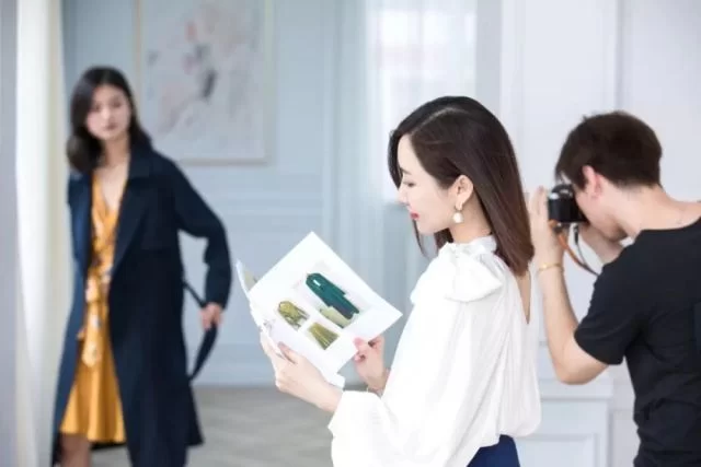 明星搞副业为啥这么赚钱，上班族适合做啥副业呢？