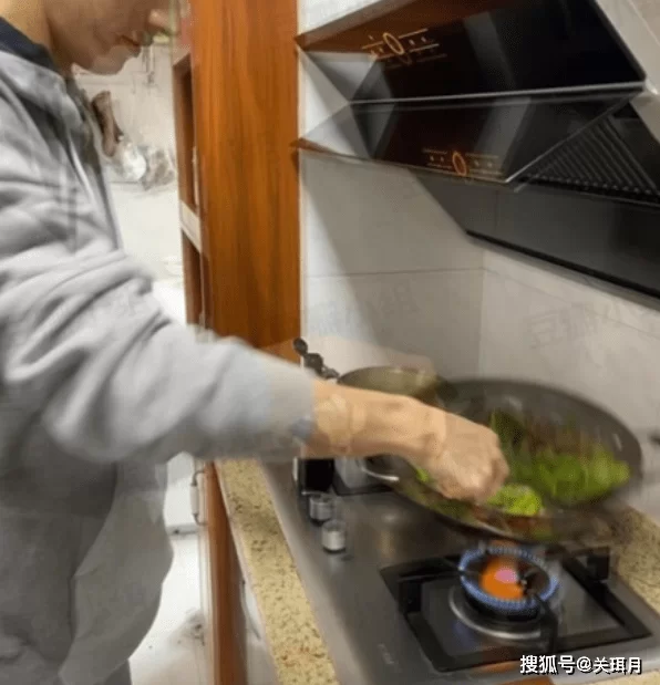 小饭桌副业适合女生做吗，办理资质需要哪些证件？