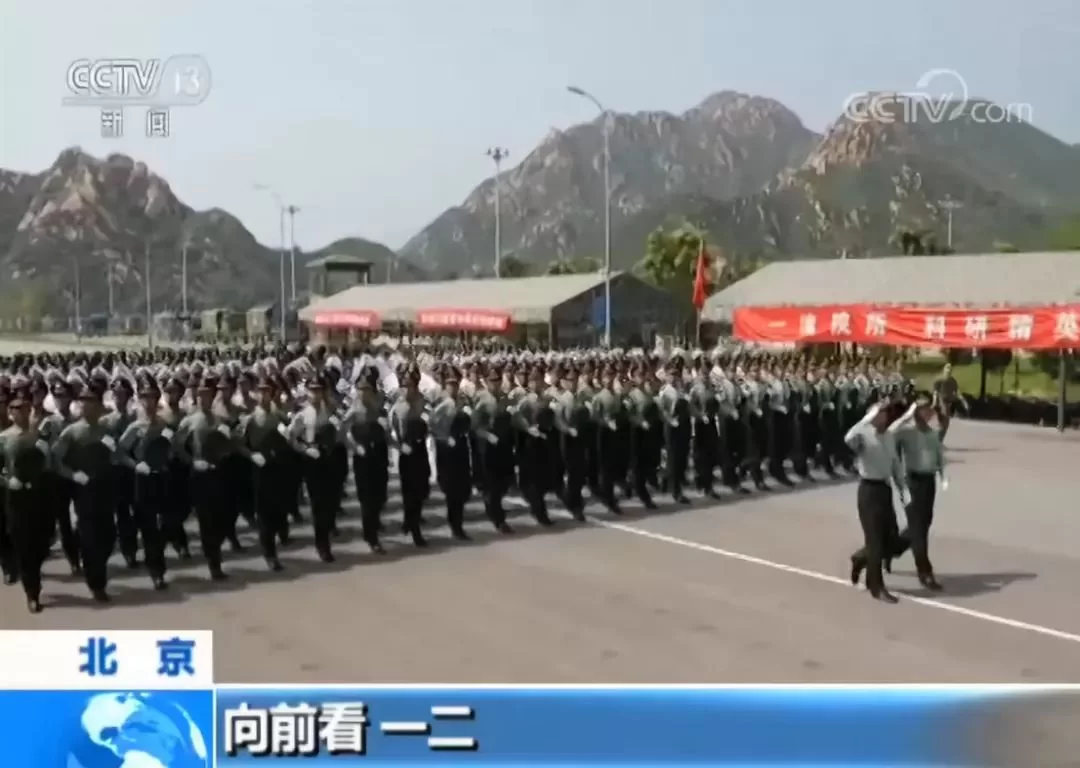 女民兵方队的领队有哪些人，张晓菲和李依潼是吗？
