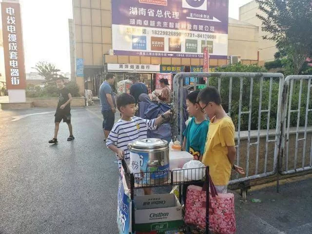 女生下班摆摊适合什么副业比较好呢，下班副业推荐？