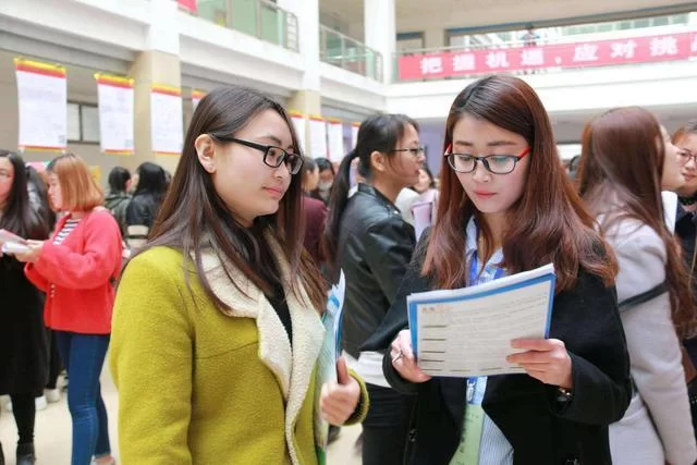 女大学生做兼职,怎么选不耽误学习还能赚生活费?