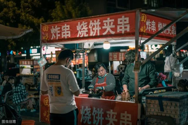 副业摆摊晚上卖什么好？夜市小吃好卖又简单好做！