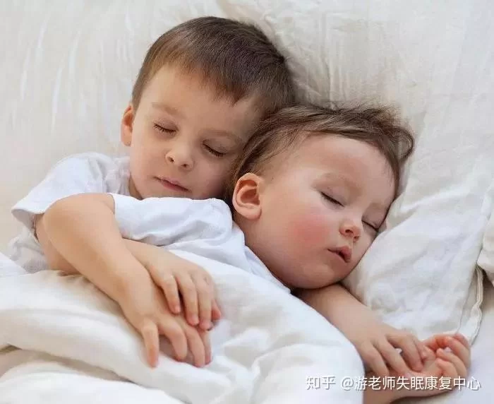 兼职后晚上睡不着，偷偷看免费害羞视频在线怎么办？