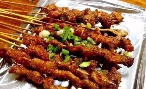 兼职吃宵夜好处多，晚上吃宵夜吃啥好，影响大吗？