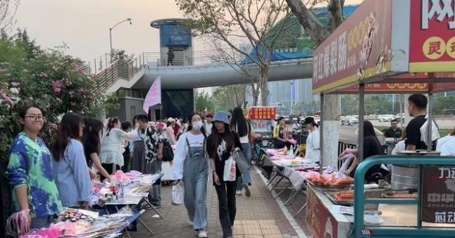 兼职卖东西不好意思去？摆摊卖什么成本低又赚钱？