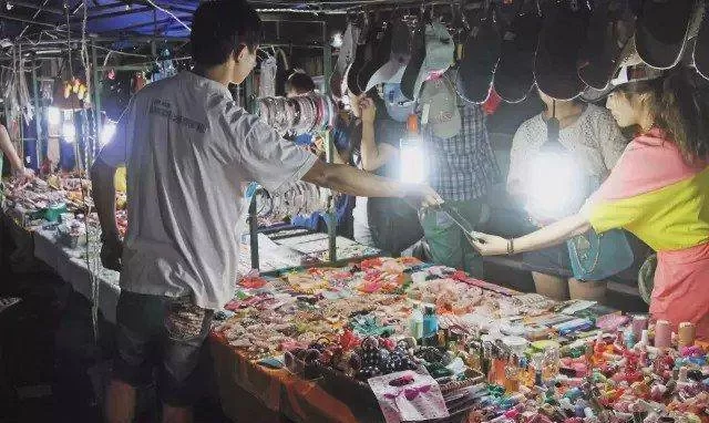 公园摆摊副业现在好做不？卖啥玩意儿最赚钱又省心？