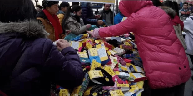 修鞋副业赚钱是真的吗？大爷修鞋两天5元，靠谱不？