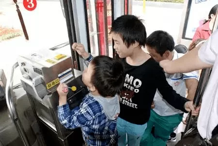 儿童坐公交车收费吗，学生卡怎么算，残疾人免费不？