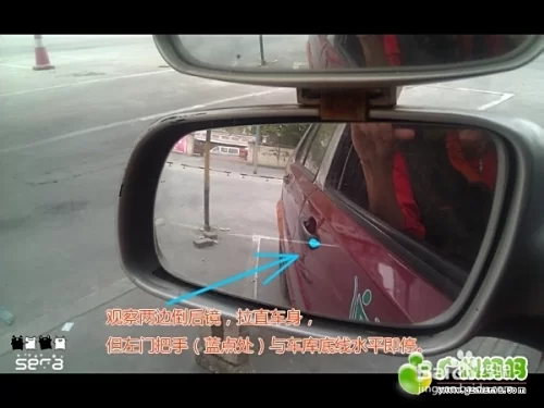 倒车入库旁边有车,怎么倒才能不蹭到旁边的车呀?