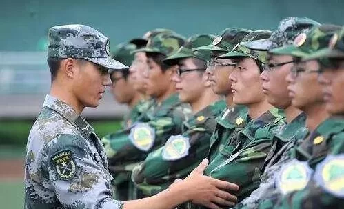 佛山兼职教官招聘,日结工资还用笔帮女生改动作?