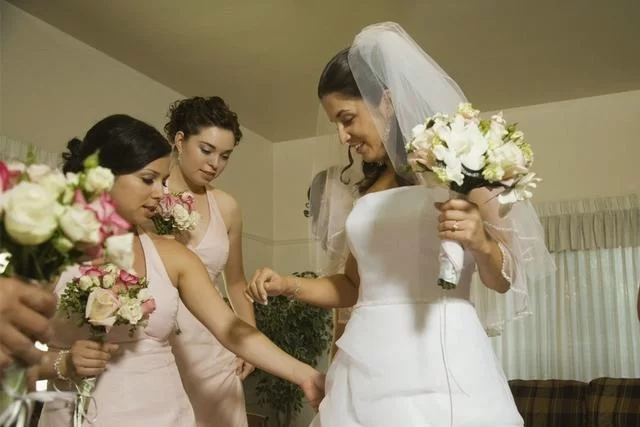 伴娘一般几个人?必须未婚?婚闹能忍不?能当几次?
