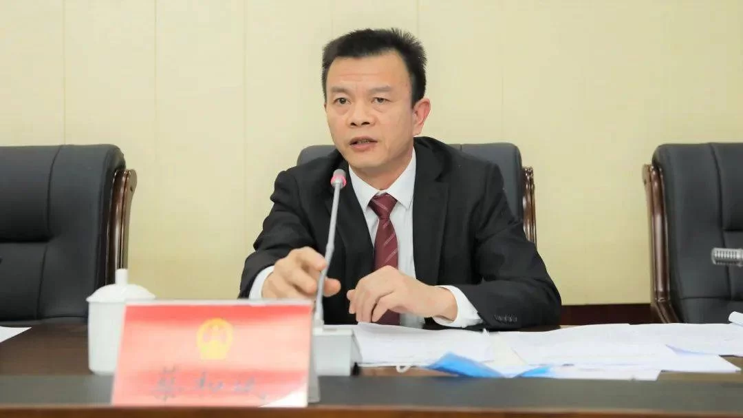 人大主任委员兼职可行吗?副主任委员级别有啥不同?