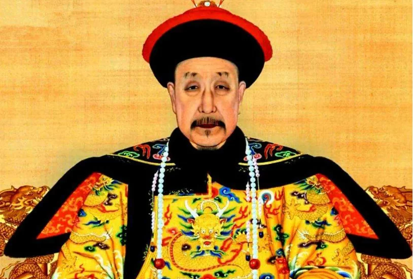 乾隆和和珅到底是啥关系?为啥不杀他差多少岁还喜欢?