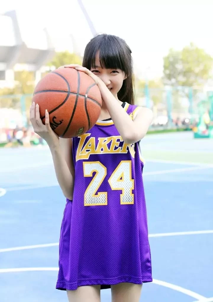 了解篮球的女生,篮球场附近上班族能做的副业有哪些?