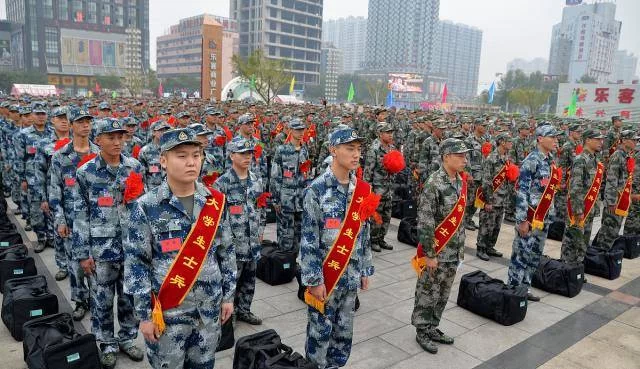 义务兵2年后想转士官吗,留队待遇和退伍费怎么样?