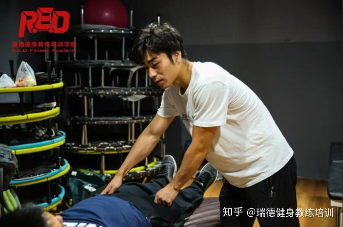 主业调酒副业健身,谋生存谋发展怎么做到两不误?