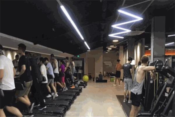 乐刻健身兼职好做吗?正规吗?私教馆和健身有啥区别?