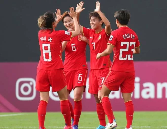 中国女足队员平时真都是兼职踢球没有专职球员的吗?