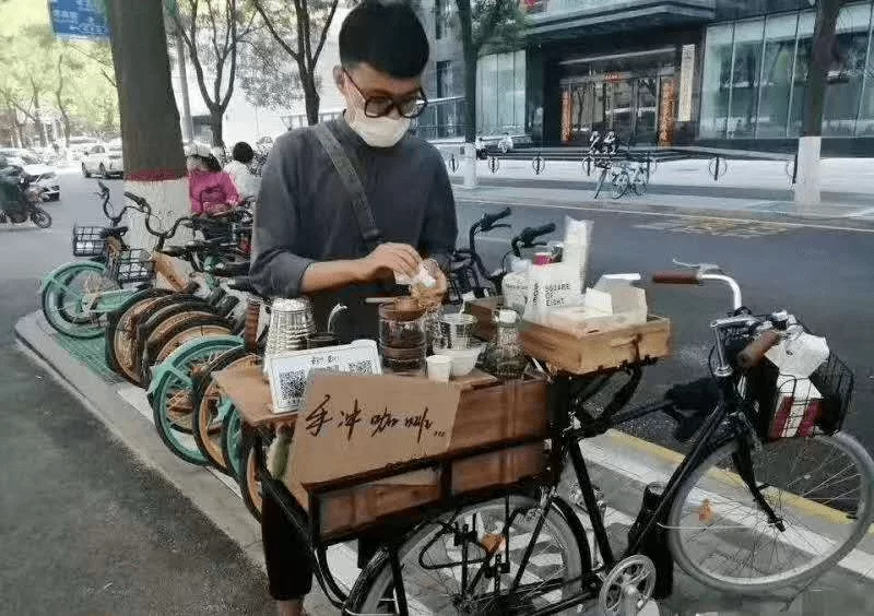 下班摆地摊副业到底赚不赚钱?卖什么最抢手又受欢迎?