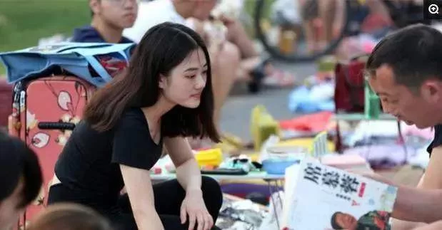 下班摆摊副业,晚上卖啥好笑又受欢迎,文案搞笑点?