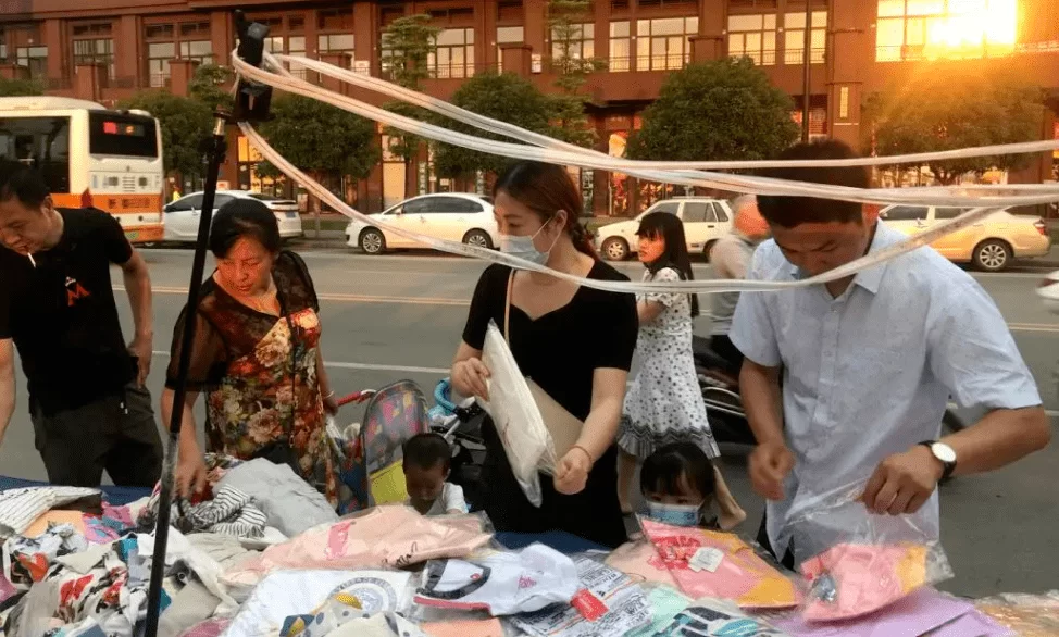 下班后摆摊副业违法不?卖啥最赚钱又受欢迎还不违规?