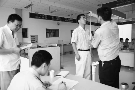 东莞兼职交警怎么报名?东莞交警电话24小时人工服务?