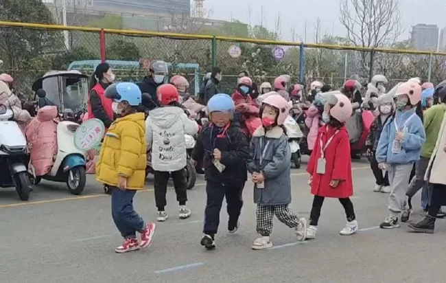 上课成了副业,副业赚钱靠谱吗?搞笑搞钱新尝试?