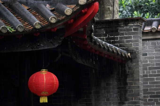 下雨天能干啥？兼职赚钱、躲雨屋檐、拍龙趣事都有？