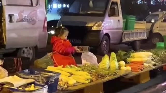 下班开车做什么副业好？上班族女性晚上摆摊赚钱选它