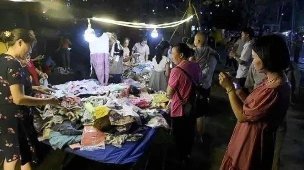 上班族晚上摆摊,零投资做啥副业靠谱还能还清负债?