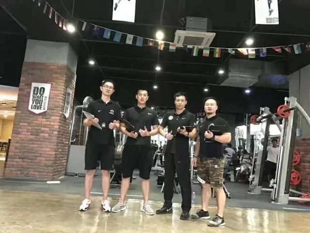 上班族做健身教练副业，一边上班一边赚钱靠谱吗？