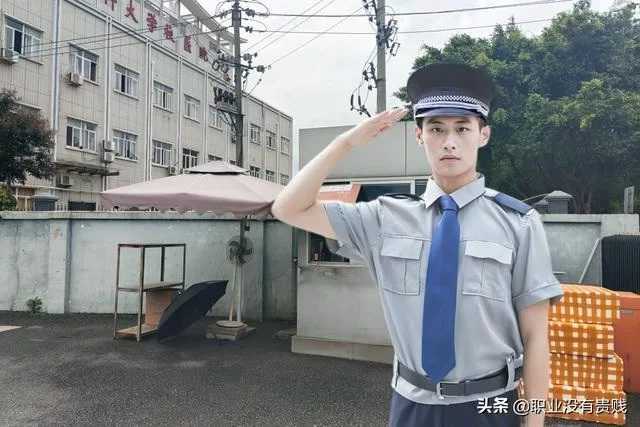 上海保安兼职能做不?夜班包吃住薪资3千多靠谱吗?