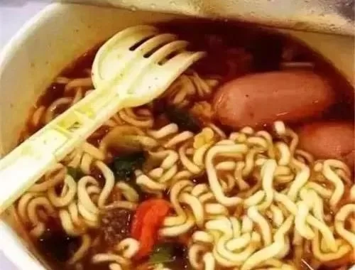 泡面摊副业怎么做？退休人士也能轻松月入过万？