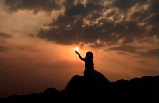 有哪些生活励志句子能让你积极面对，笑着前行？