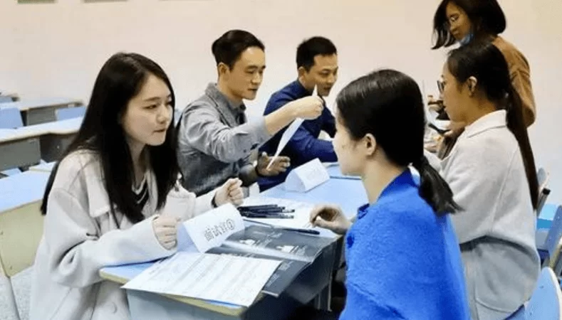 大学想当导演兼职,学什么专业比较合适?