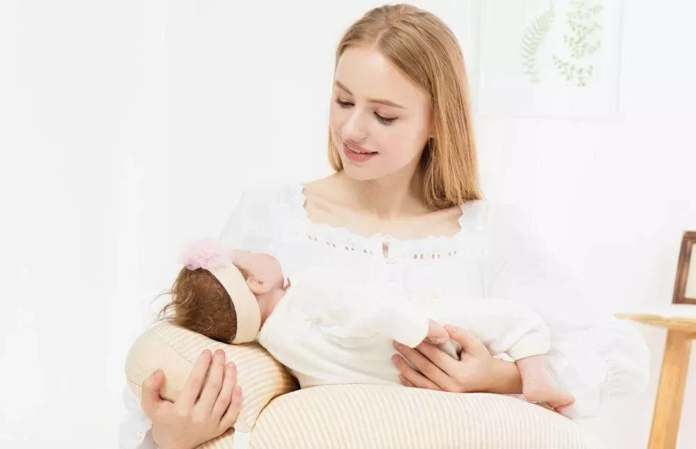 妈妈坚持母乳喂养儿子,到底该喂到几岁合适?