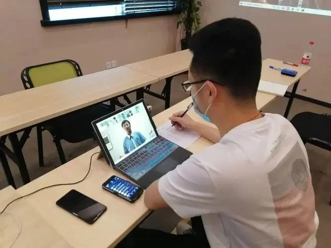 女生没特长做什么副业好?配音适合上班族吗?