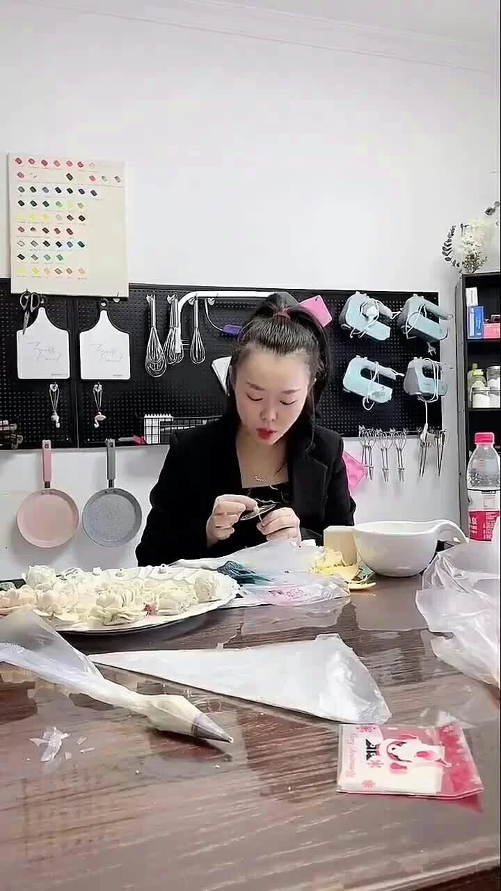女生下班后做蛋糕卖副业,一个人能轻松上手吗?