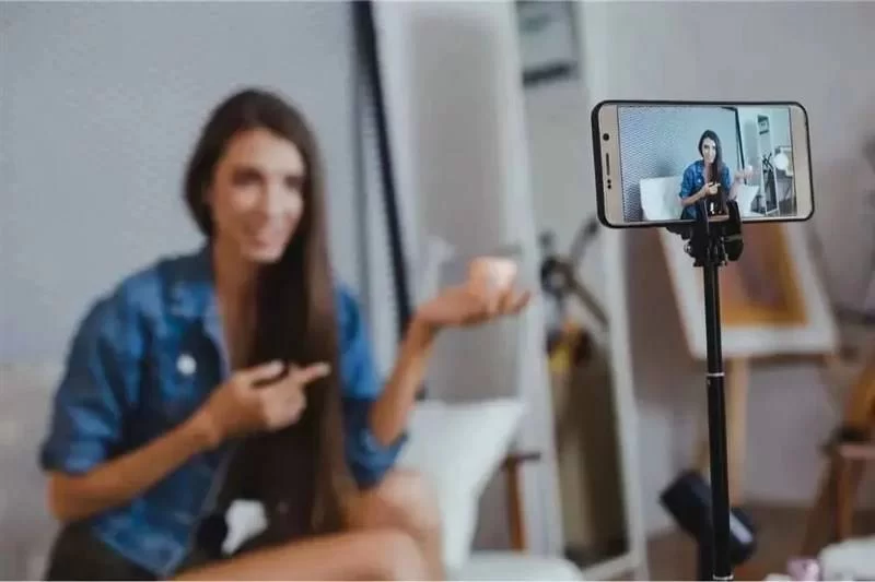 女性下班后唱歌带货能赚钱吗?副业适合做吗?