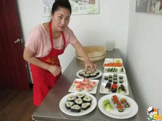 夜市摆摊副业搞钱,卖啥小吃简单又好赚?