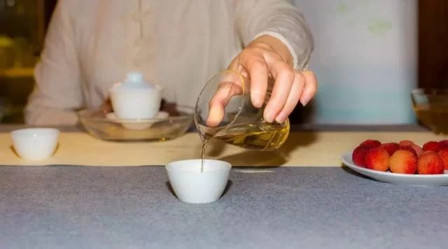 叩手礼三种用法图解,职场喝茶礼仪有哪些讲究?