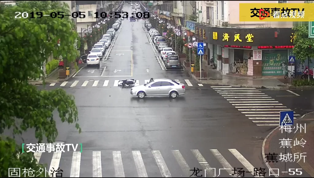 十字路口汽车电瓶车撞了,责任咋分,赔偿咋要?