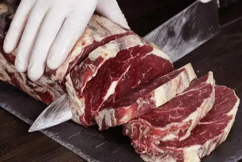 切牛排原切好还是整切好？刀叉用法有讲究吗？