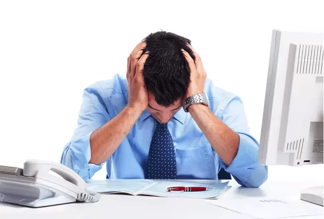 兼职被公司无故辞退了，到底该不该给赔偿金啊？